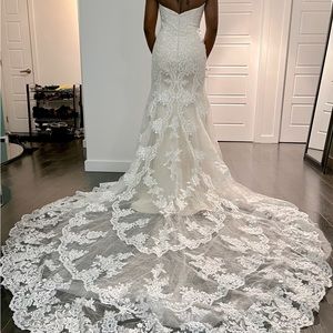 New mermaid/trumpette wedding dress, never worn, never alterated. Buy october 22